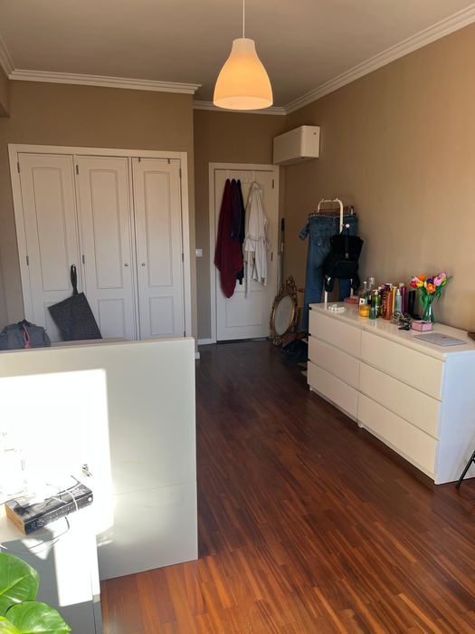 Quarto com roupeiro embutido em Queluz, entrada imediata
