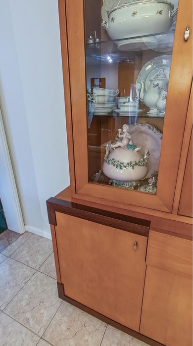 Móvel aparador de sala com cristaleira e arrumos