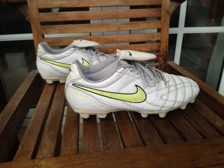 Chuteiras com pitons tênis sapatilhas para futebol da Nike Tiempo