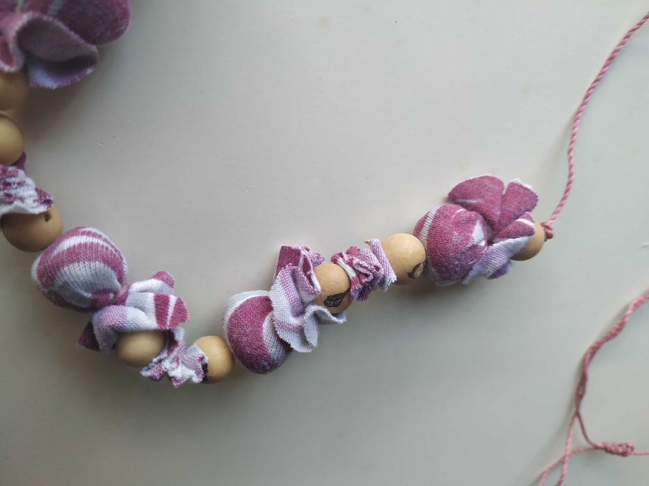 Colar de madeira coberta a pano