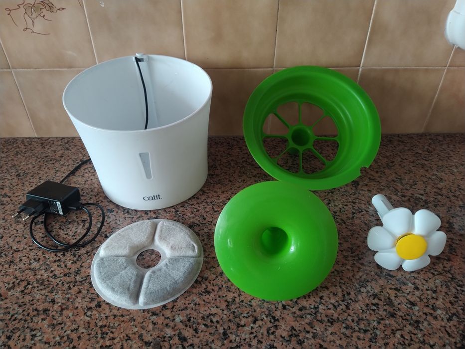 Bebedouro para gatos e cães com filtro casa quarto apartamento vivenda escritório gabinete carro cozinha.