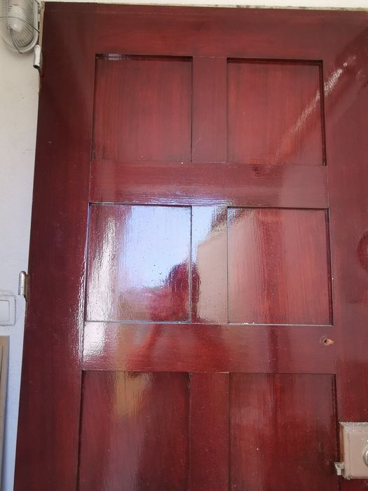 Porta de madeira maciça envernizada com aro completo