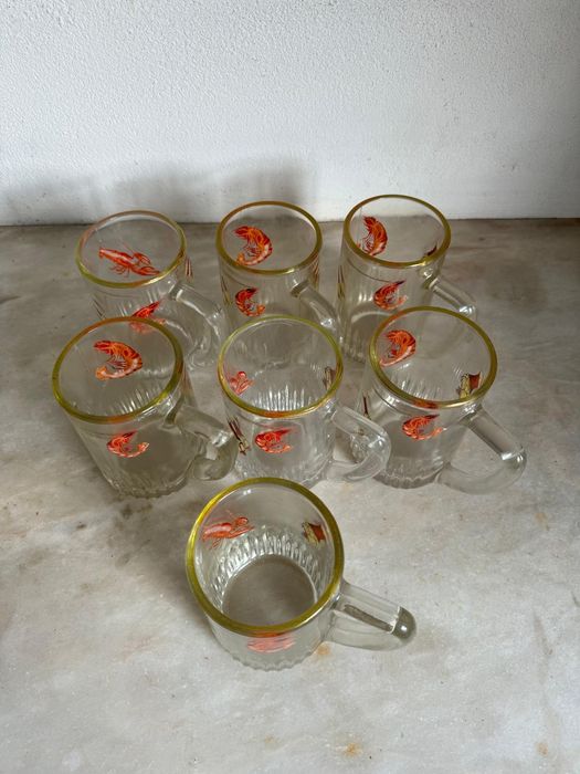 Conjunto de canecas de cerveja em vidro trabalhado