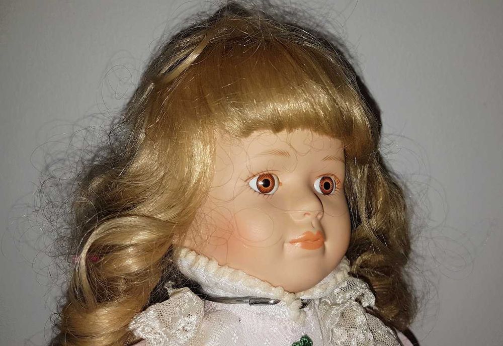 Boneca grande em porcelana com suporte Nostalgia Mini