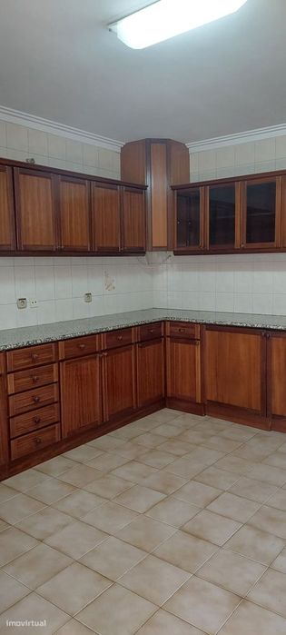 Moradia T4 com 3 frentes, garagem e terraço