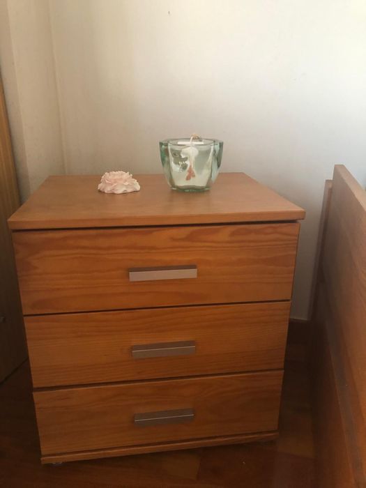 Cama de solteiro dupla com 2 colchoes e mesinha de cabeceira