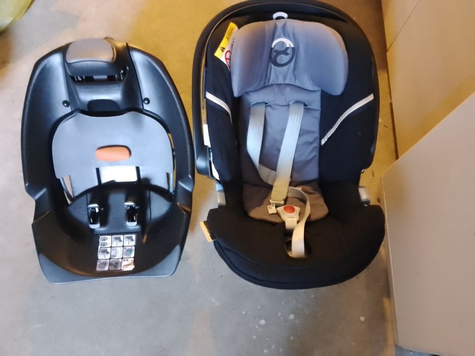 Fotelik samochodowy i 2 kombinnezony