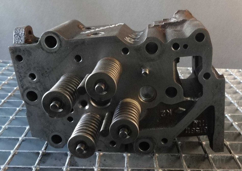 Głowica do silnika Komatsu SAA6D125-E3. Cylinder head Komatsu