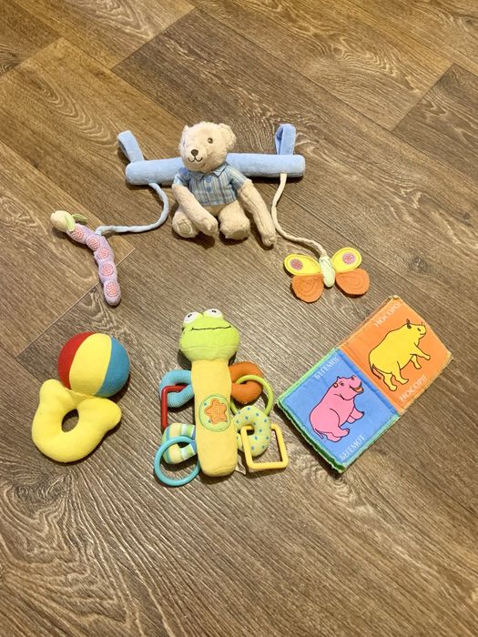 Подвеска погремушка на кроватку / мягкие погремушки / мягкая книжка