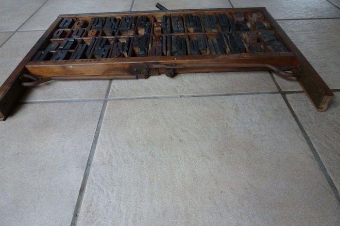 gaveta com letras industriais antiga