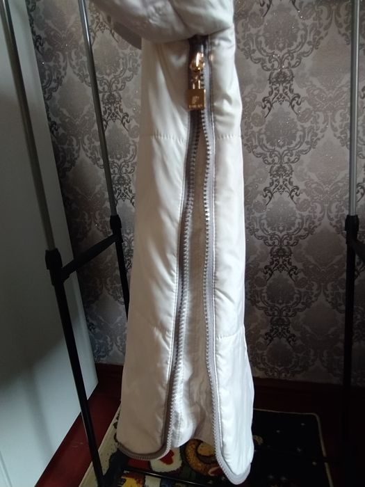 Белая женская куртка