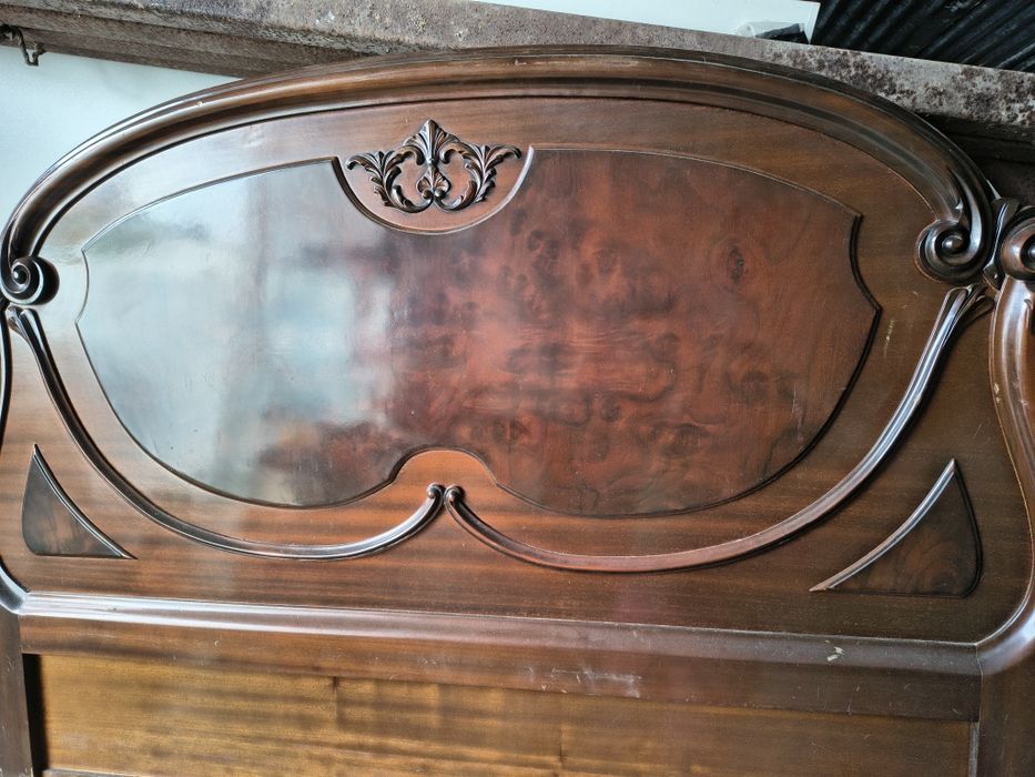 Cama antiga em mogno