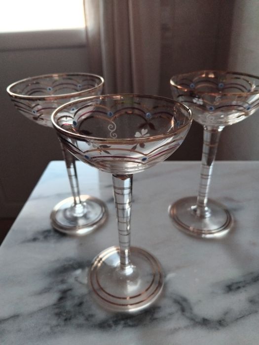 Copos de licor muito  antigos