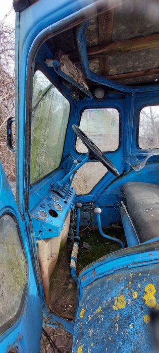 Трактор Т-40 та сільгоспприладдя.