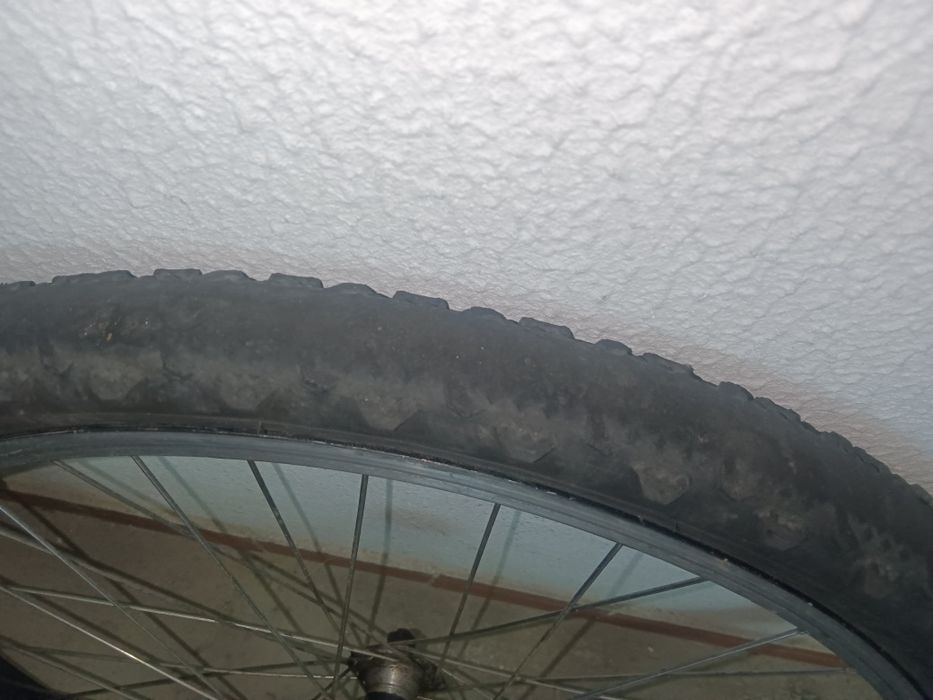 Roda 24 5€ marca  Shimano é de alumínio o pneu dá para andar