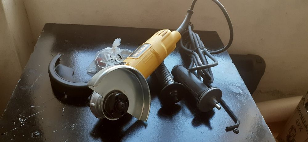 Новая оригинальная Болгарка угловая шлифмашина DeWalt DWE4157