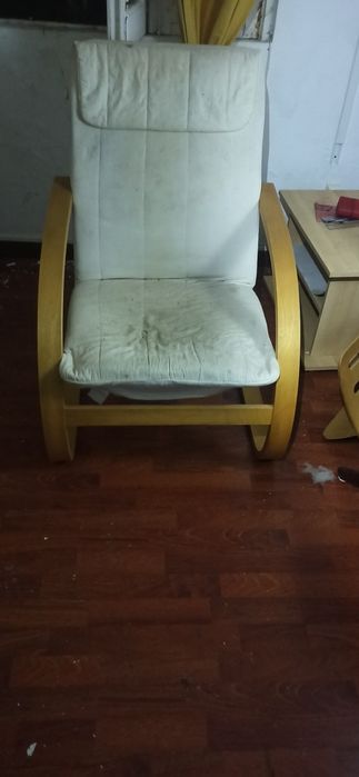 Armários, sofá e cadeira