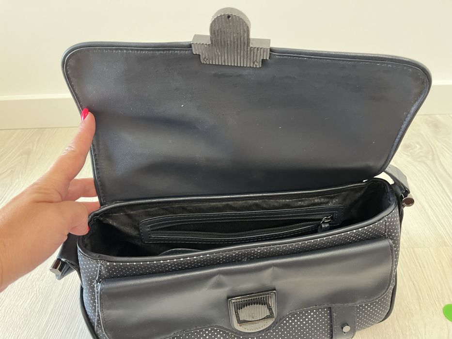 Mala azul com o padrão da Tous