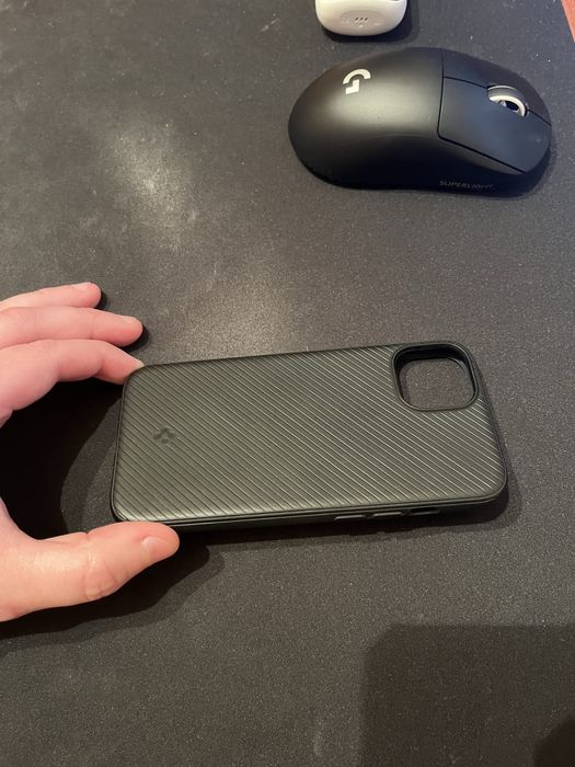 Чехол Spigen для Iphone 13 - Mag Armor (MagSafe)