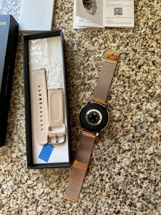 Relogio digital dourado para peças