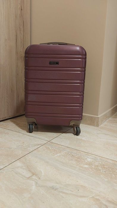 Stylowa walizka kabinowa OCHNIK – burgundowa, lekka