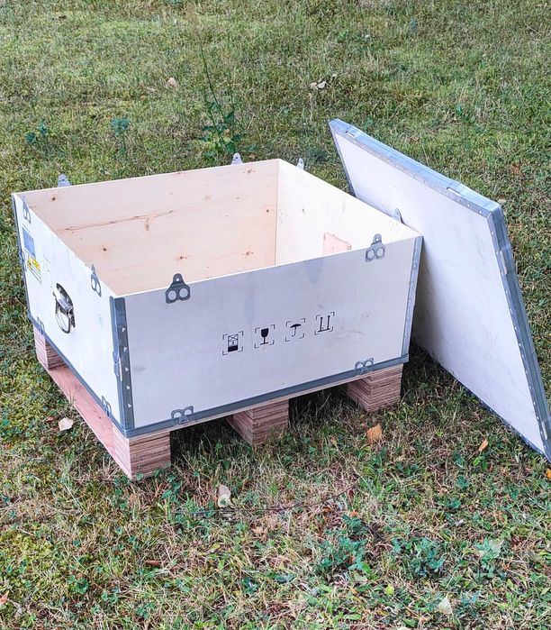 Skrzynia drewniana na palecie z pokrywą z metalowymi okuciami 70x60cm