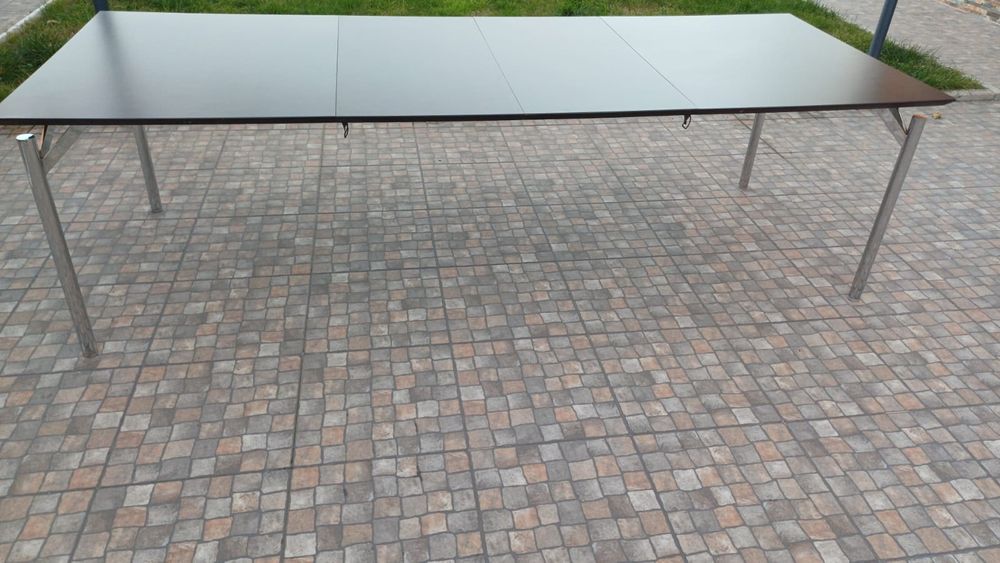 Mesa extensível com pés cromados em bom estado