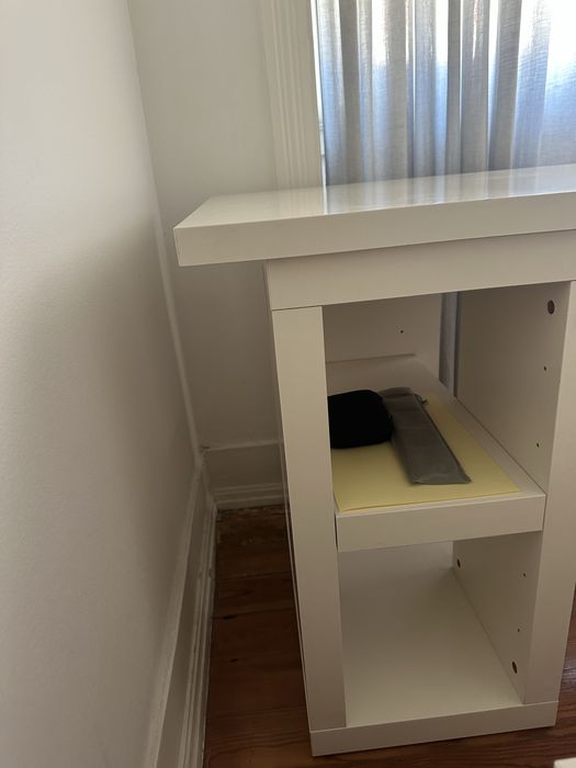 Secretária branca com módulo do IKEA