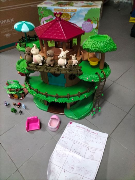 Camomille casa na arvore e casa encantada no bosque com acessórios.