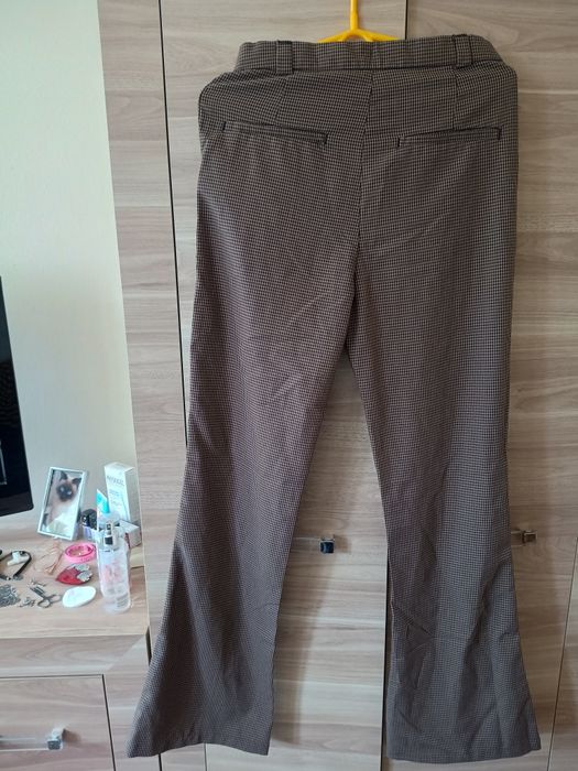 Spodnie w kratkę dzwony