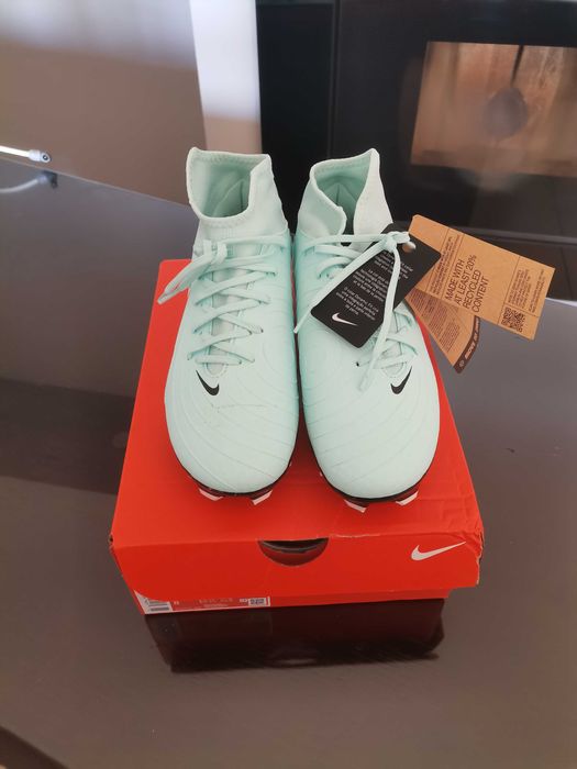 Chuteiras de futebol nike novas