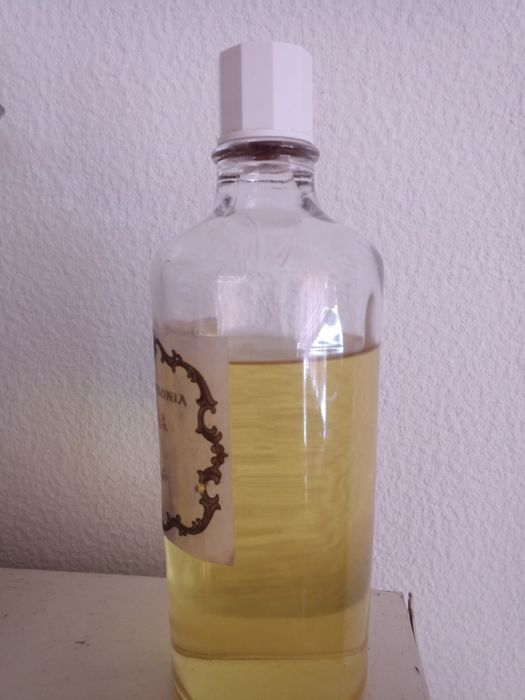 Água de colônia Ach. Brito