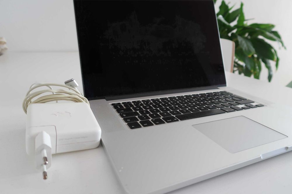 MacBook Pro Retina 15" (2015) | i7 Quad-Core | 16GB RAM | SSD