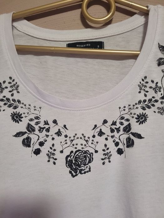 Koszulka T-shirt biala z czarnym wzorkiem kwiatowym