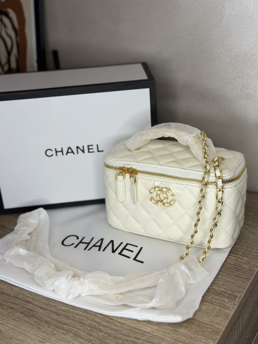 Сумка молочного кольору  Chanel
