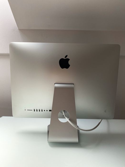 Apple iMac z 21.5-calowym ekranem z podświetleniem LED