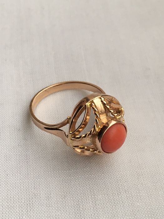 Pierscionek 14k złoty kopułka naturalny koral.