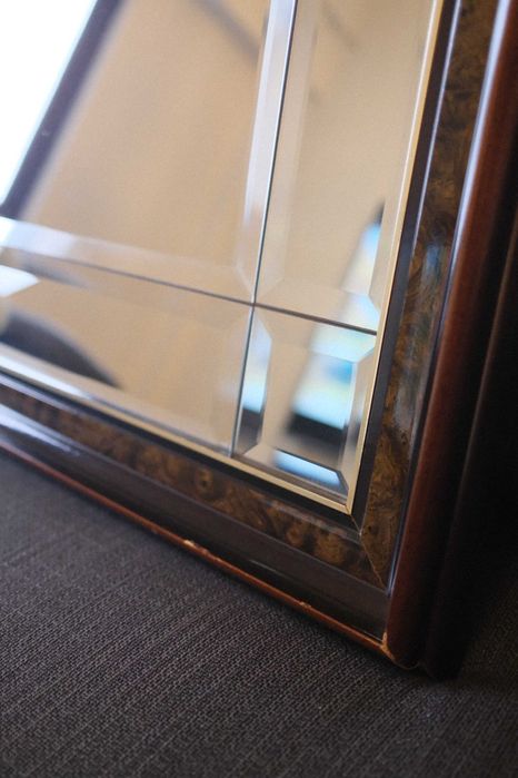 Espelho Clássico de Coleção com Presença - Cristal e Raiz de Nogueira