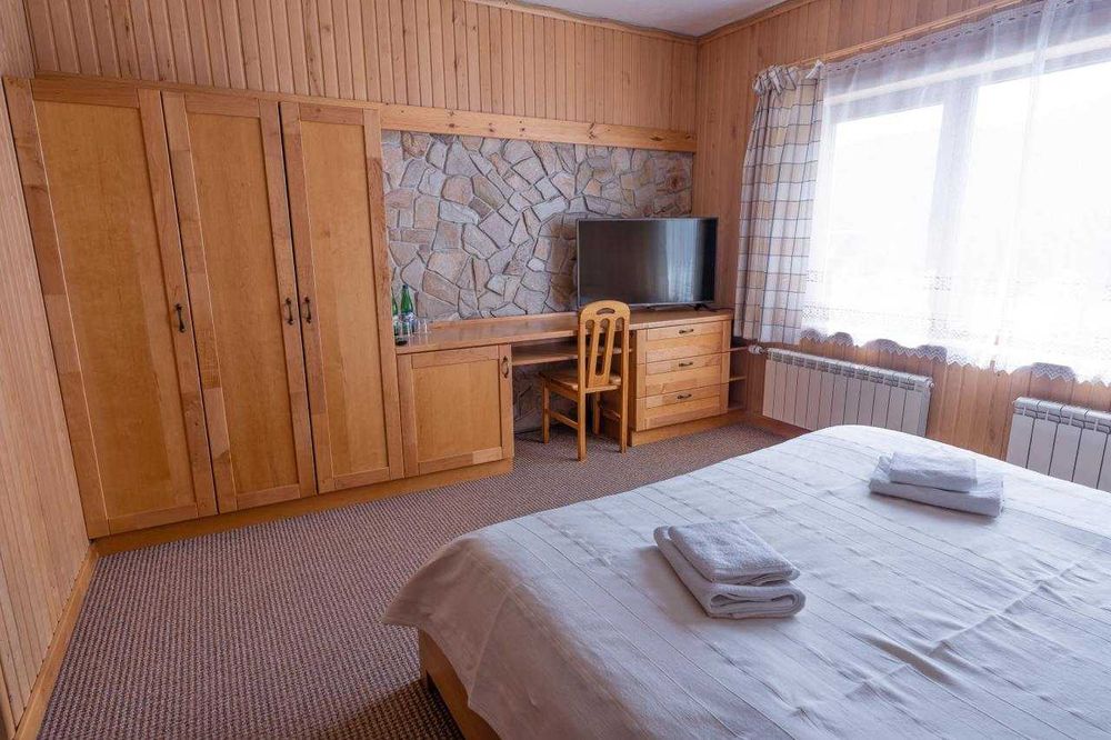 Продається будинок у серці Карпат зі СПА та критим басейном