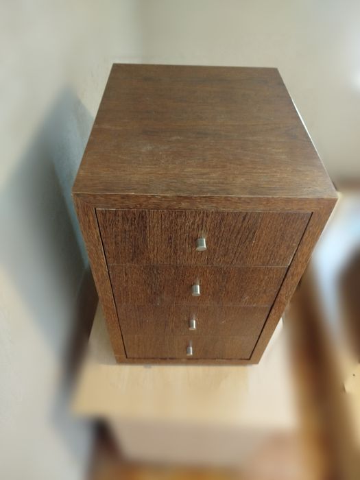 Mesa de cabeceira em madeira