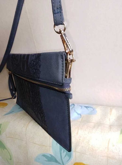 Carteira azul a tiracolo, gira!