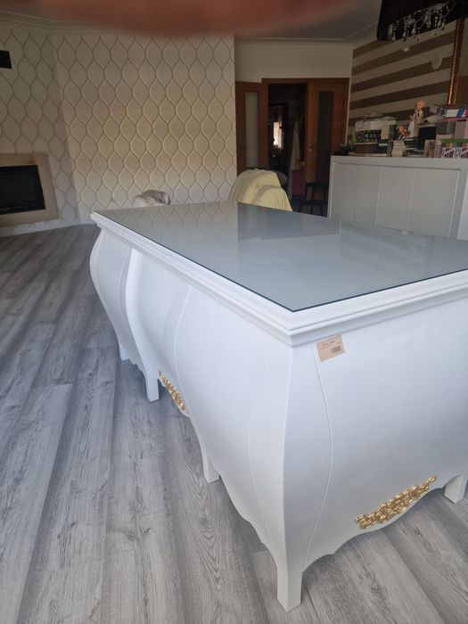 Secretaria branca com apontamentos dourados