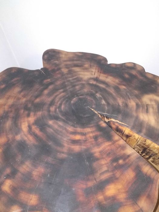 Stolik z drewna na metalowych nogach