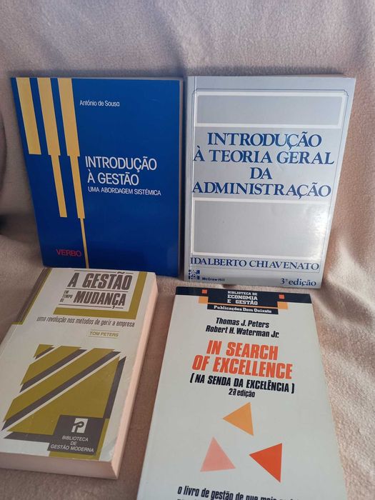 Manuais universitários - Economia e Gestão