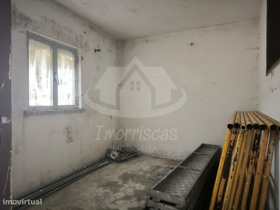 Prédio de 2 pisos para remodelação no Bairro de São João em Camarate