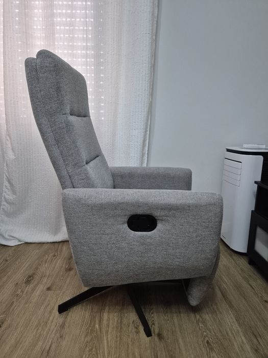 Poltrona cinzenta reclinável