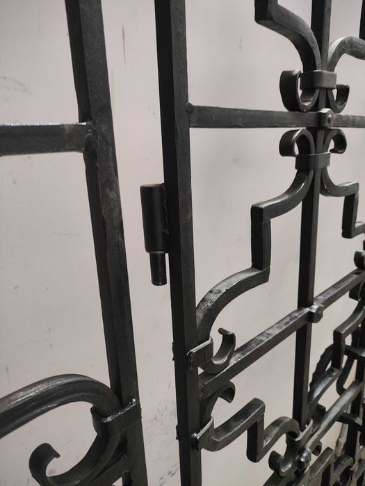 Дверь-решетка  металлическая с декоративным узором / 2000 *2470 мм./