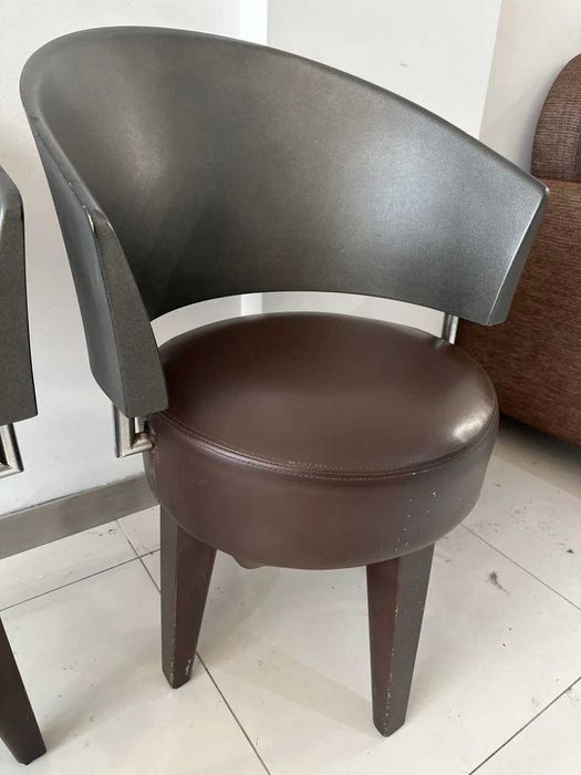 Par de Cadeiras de Design — Assento em Pele