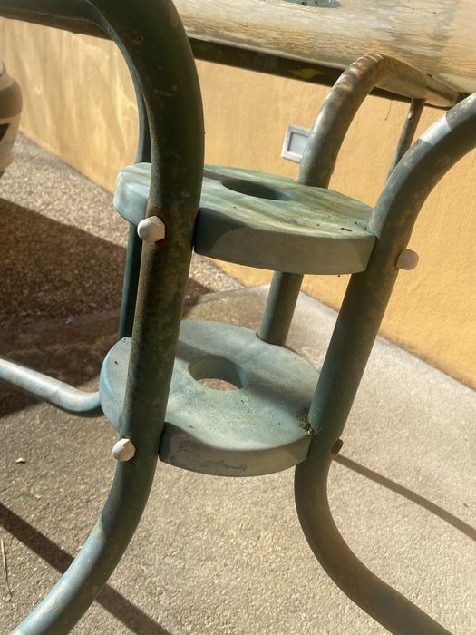 Mesa redonda de vidro com buraco para chapéu