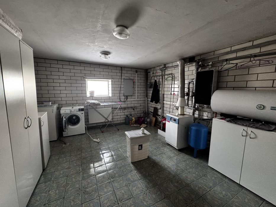 Окремий  2-х поверховий цегл.  будинок